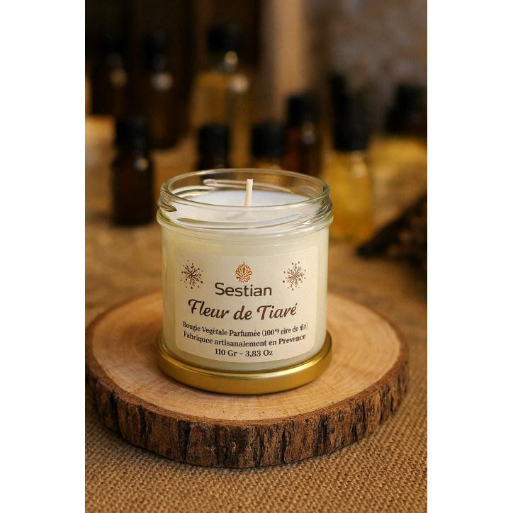 Fleur de Tiaré : l’évasion immédiate.
Une bougie artisanale au parfum chaud et exotique, fabriquée en Provence.